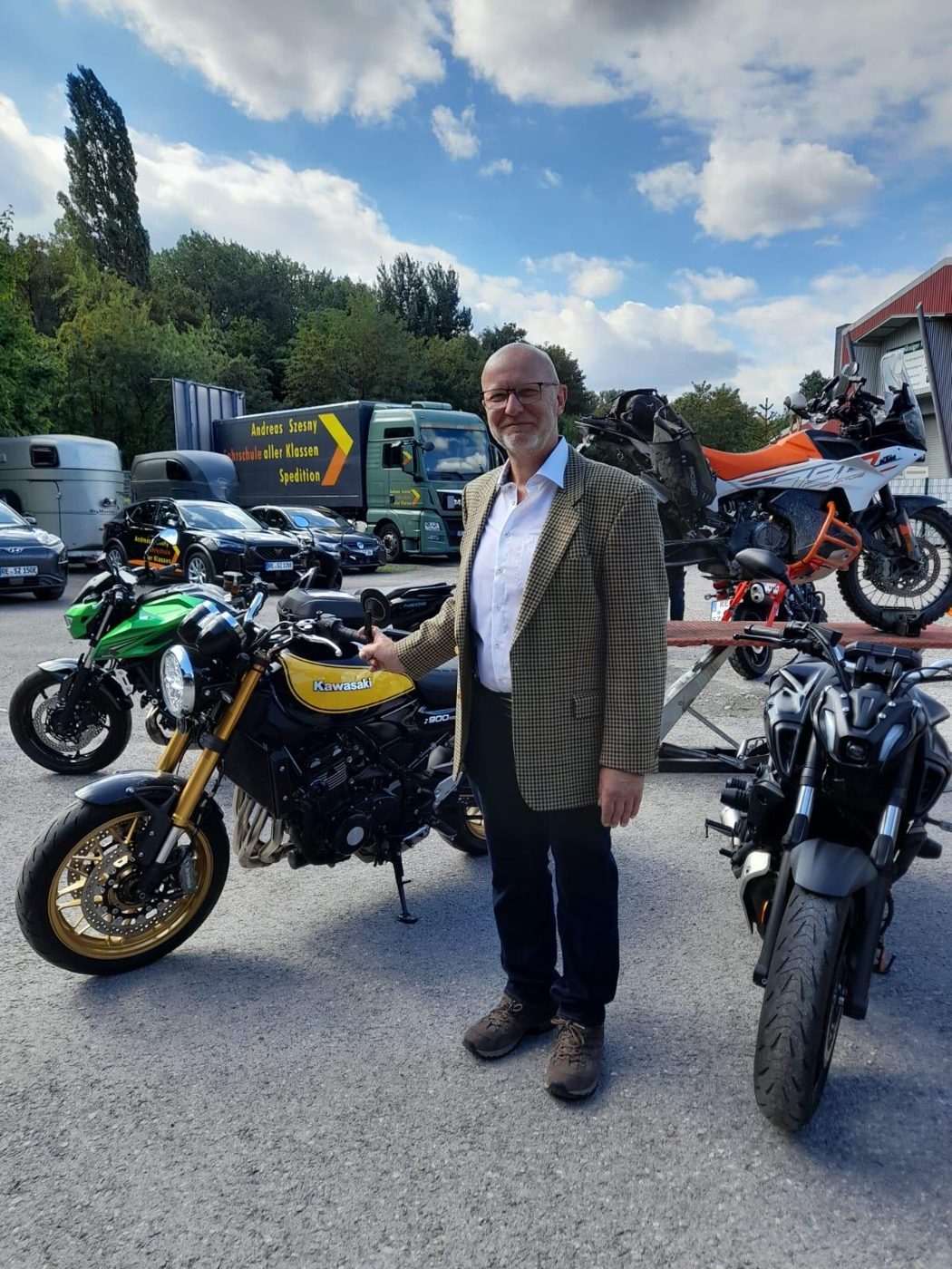 Andreas Szesny zwischen den Motorrädern der Fahrschule