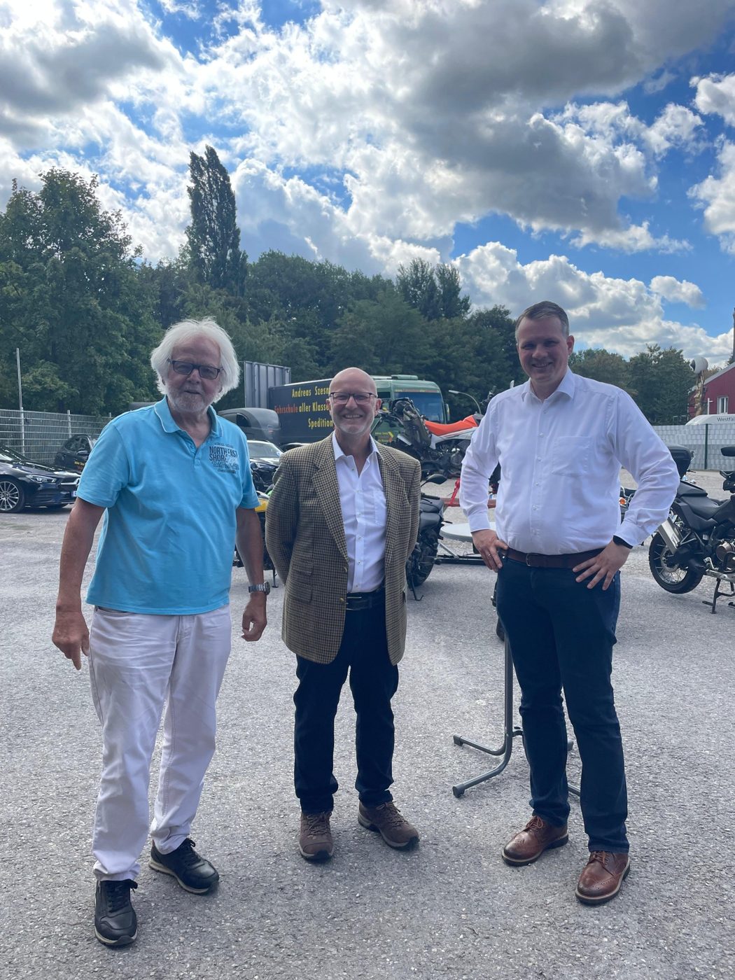 Andreas Szesny mit Dorstens Bürgermeister und einem Gast beim Sommerfest