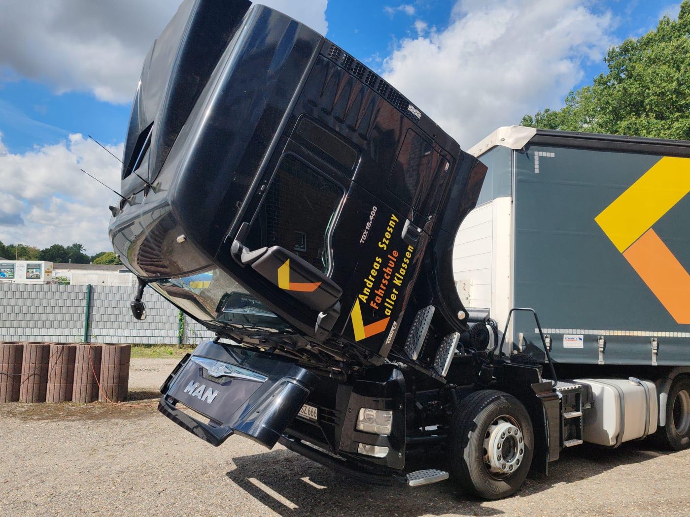 Lkw der Fahrschule mit gekipptem Fahrerhaus