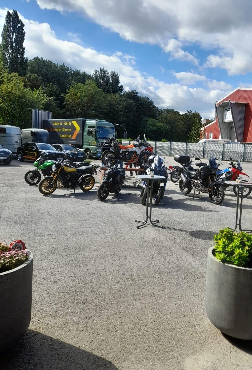 Motorräder der Fahrschule auf dem Hof beim Sommerfest