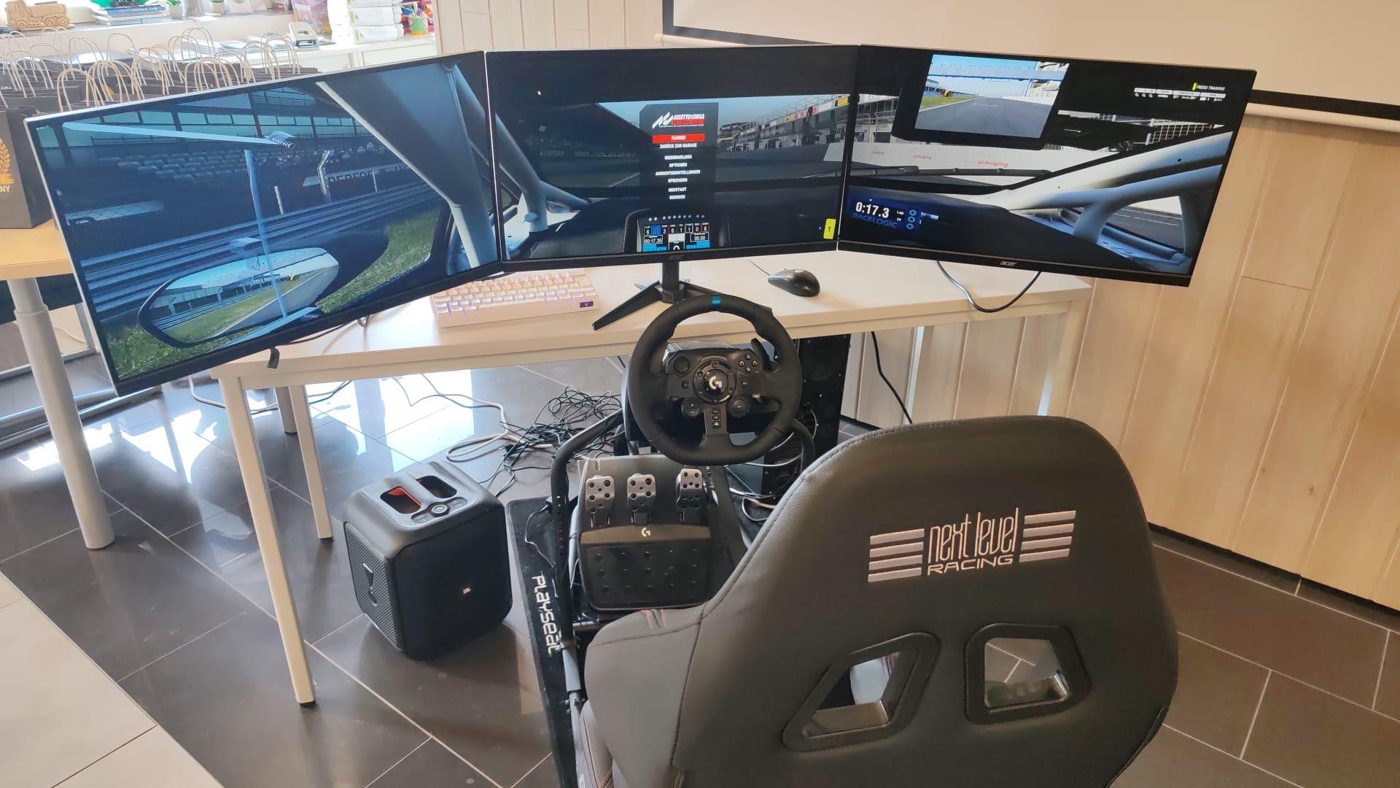 Rennsimulator mit drei Bildschirmen beim Sommerfest